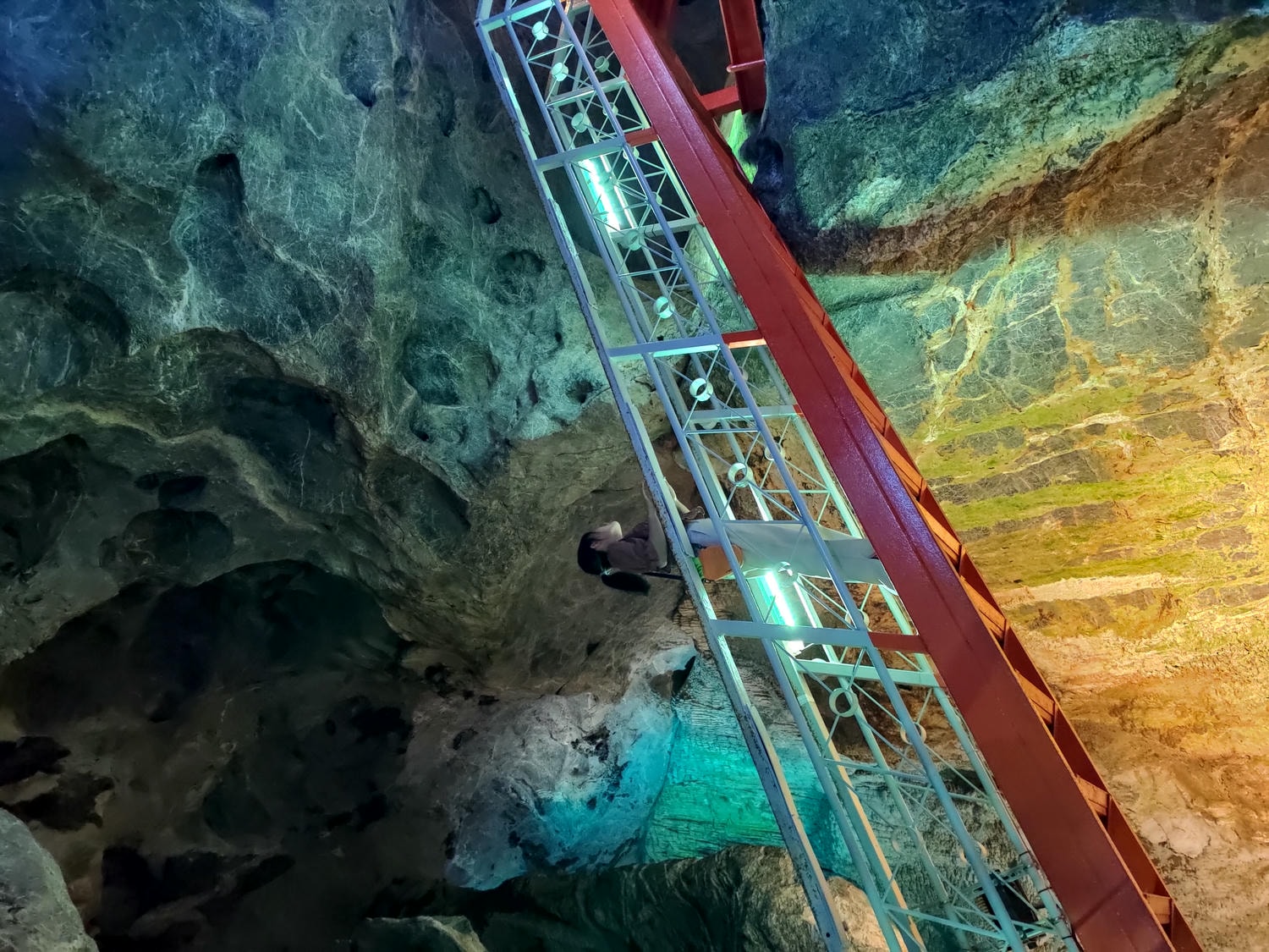 熊本南部景點┃3億年自然神秘!日本三大鐘乳石球磨村「球泉洞」很有看頭好走不怕!複合式伴手禮書店展望台 - 第14張圖 熊本南部景點┃3億年自然神秘!日本三大鐘乳石球磨村「球泉洞」很有看頭好走不怕!複合式伴手禮書店展望台