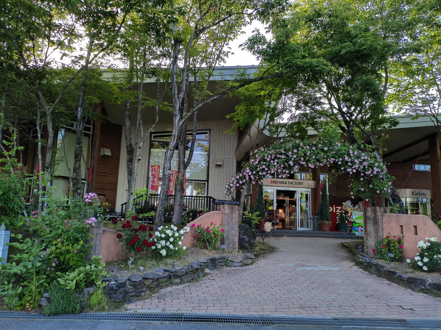 熊本阿蘇景點┃得獎阿蘇鮮奶「阿部牧場」觀光工廠奶製品伴手禮走5分「阿蘇廣場飯店」(Aso Plaza Hotel) 免費接駁車 - 第4張圖 熊本阿蘇景點┃得獎阿蘇鮮奶「阿部牧場」觀光工廠奶製品伴手禮走5分「阿蘇廣場飯店」(Aso Plaza Hotel) 免費接駁車