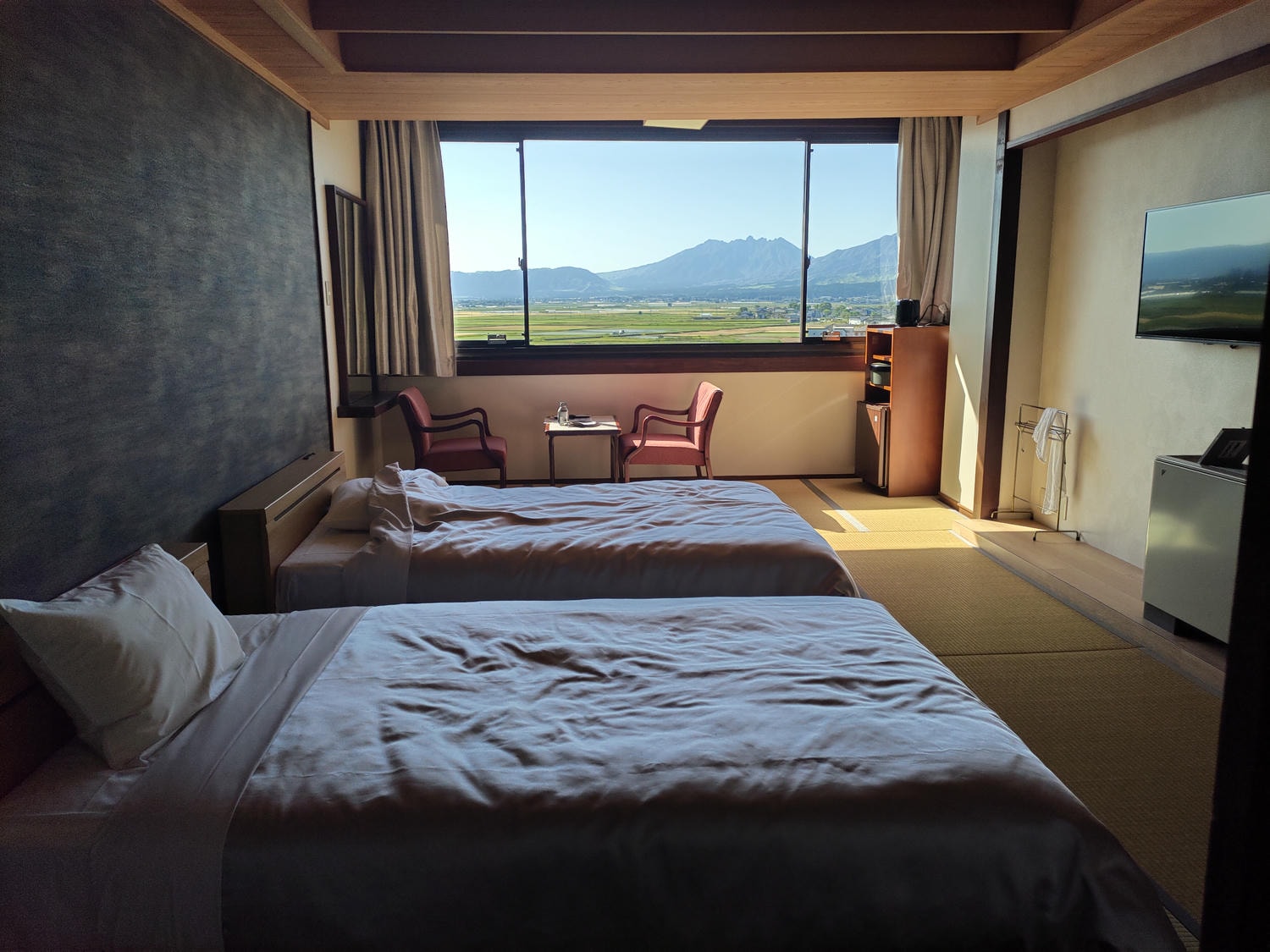 熊本阿蘇住宿┃頂樓天然溫泉絕佳田園風景「阿蘇廣場飯店」(Aso Plaza Hotel)一泊二食 VIP貴賓室品酒 免費接駁車 - 第2張圖 熊本阿蘇住宿┃頂樓天然溫泉絕佳田園風景「阿蘇廣場飯店」(Aso Plaza Hotel)一泊二食 VIP貴賓室品酒 免費接駁車