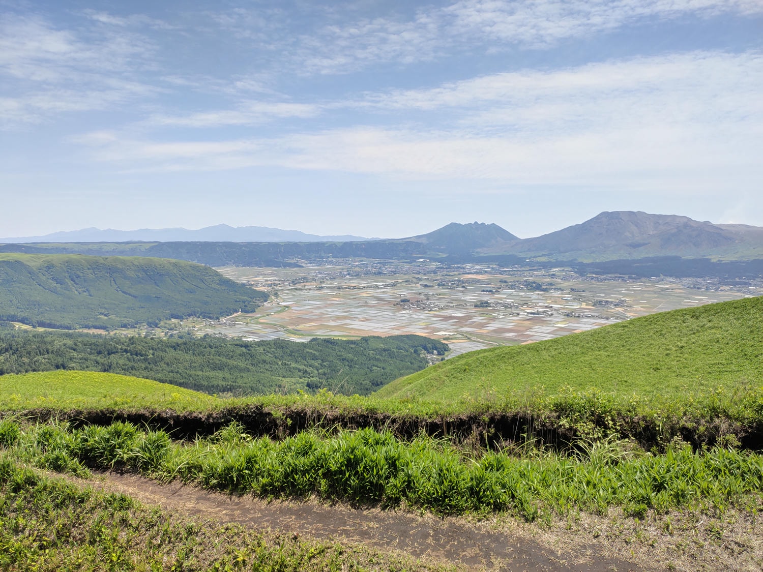 熊本景點阿蘇自由行┃交通整理!近看震撼阿蘇中岳火山口噴煙 騎馬欣賞阿蘇草千里濱草原 douce Nucca赤牛漢堡排 - 第11張圖 熊本景點阿蘇自由行┃交通整理!近看震撼阿蘇中岳火山口噴煙 騎馬欣賞阿蘇草千里濱草原 douce Nucca赤牛漢堡排