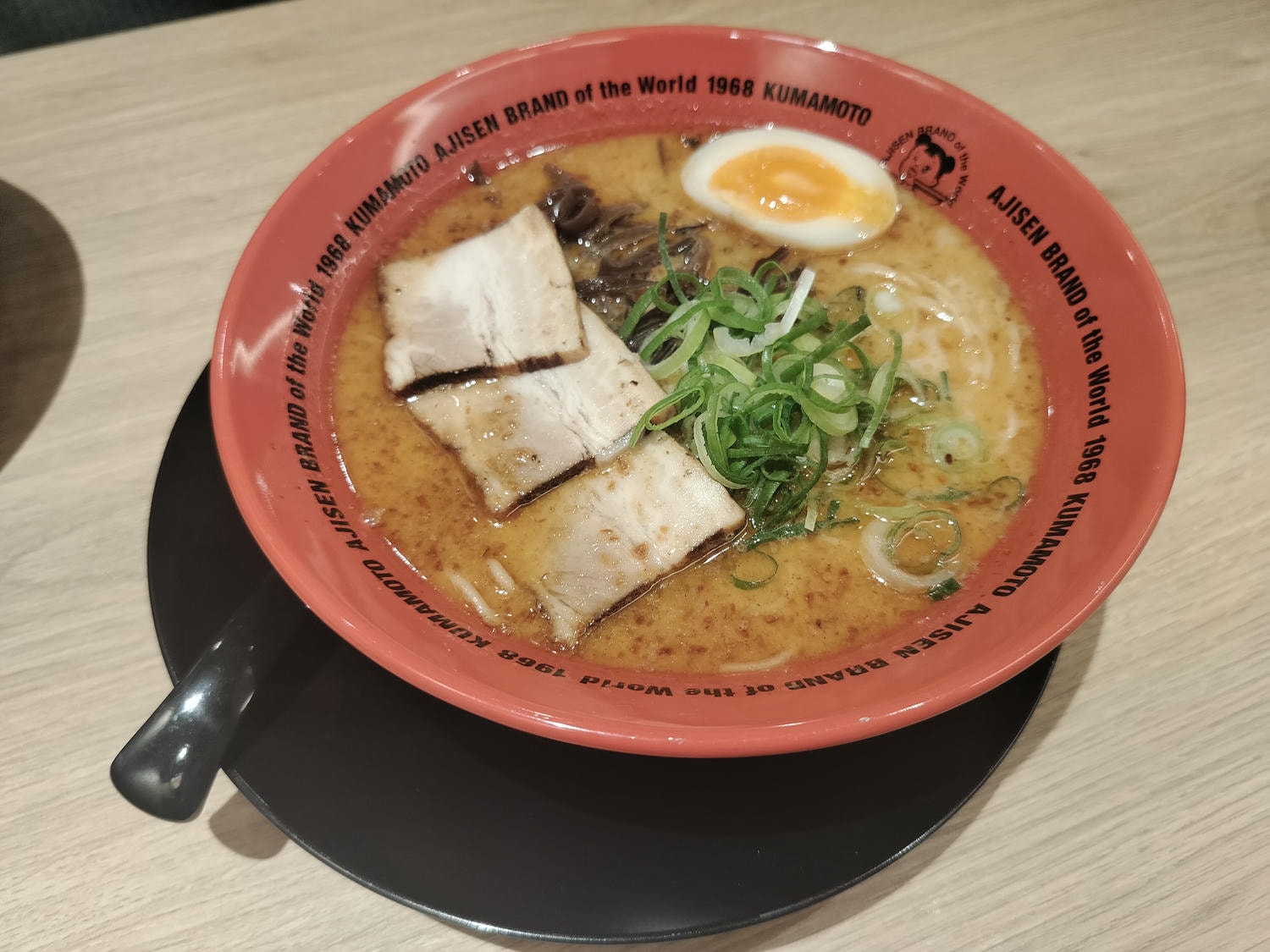 在地人帶路熊本市區拉麵┃下通商店街「黑亭拉麵」「中華風-味千拉麵」「深夜赤組拉麵580日幣超親民」鯷魚拉麵にぼらや - 第31張圖 在地人帶路熊本市區拉麵┃下通商店街「黑亭拉麵」「中華風-味千拉麵」「深夜赤組拉麵580日幣超親民」鯷魚拉麵にぼらや