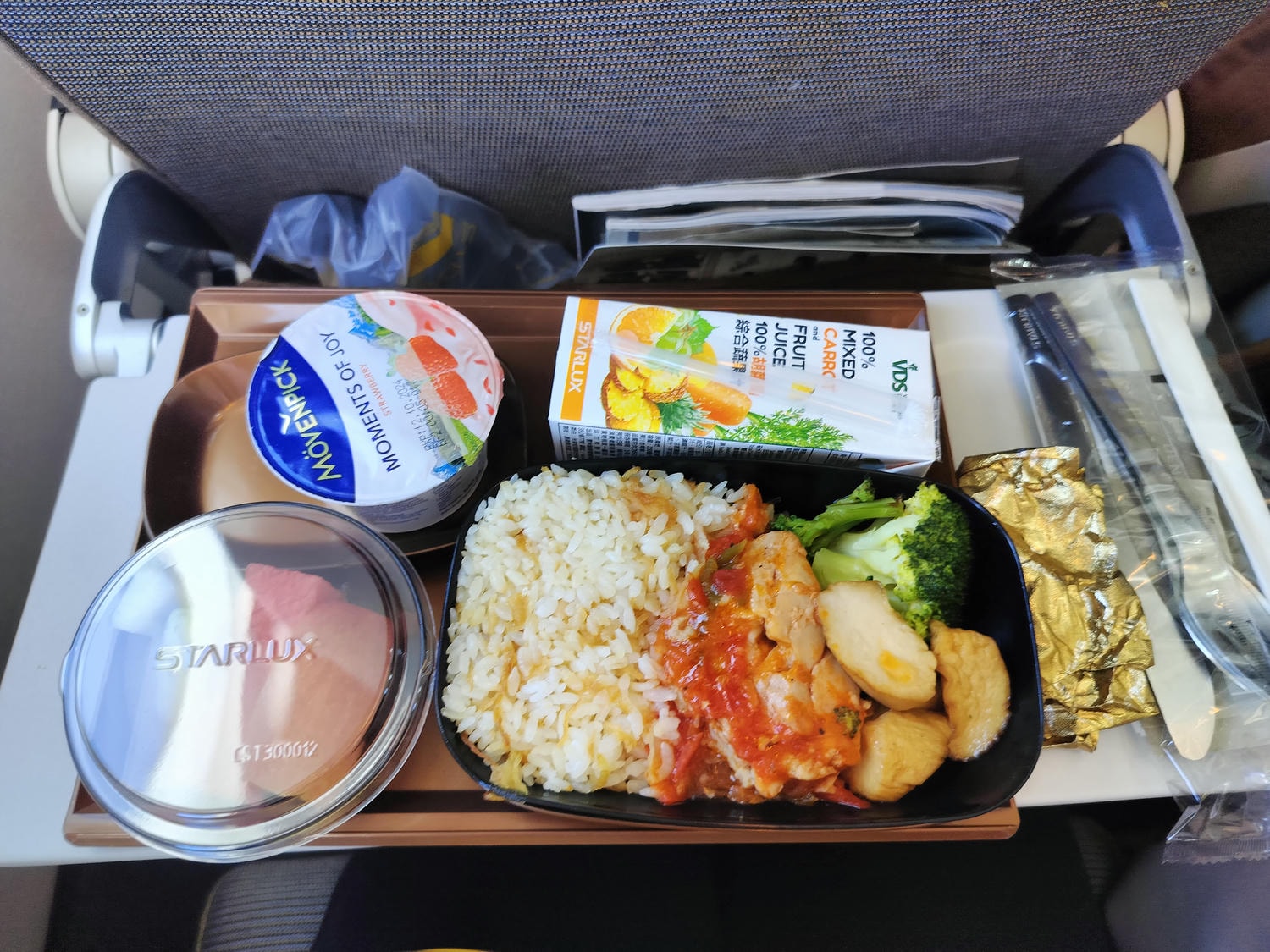 星宇航空┃ STARLUX Airlines星宇飛行記錄 星宇直飛熊本 德島 關西 名古屋 機上餐調酒圖多スターラックス航空