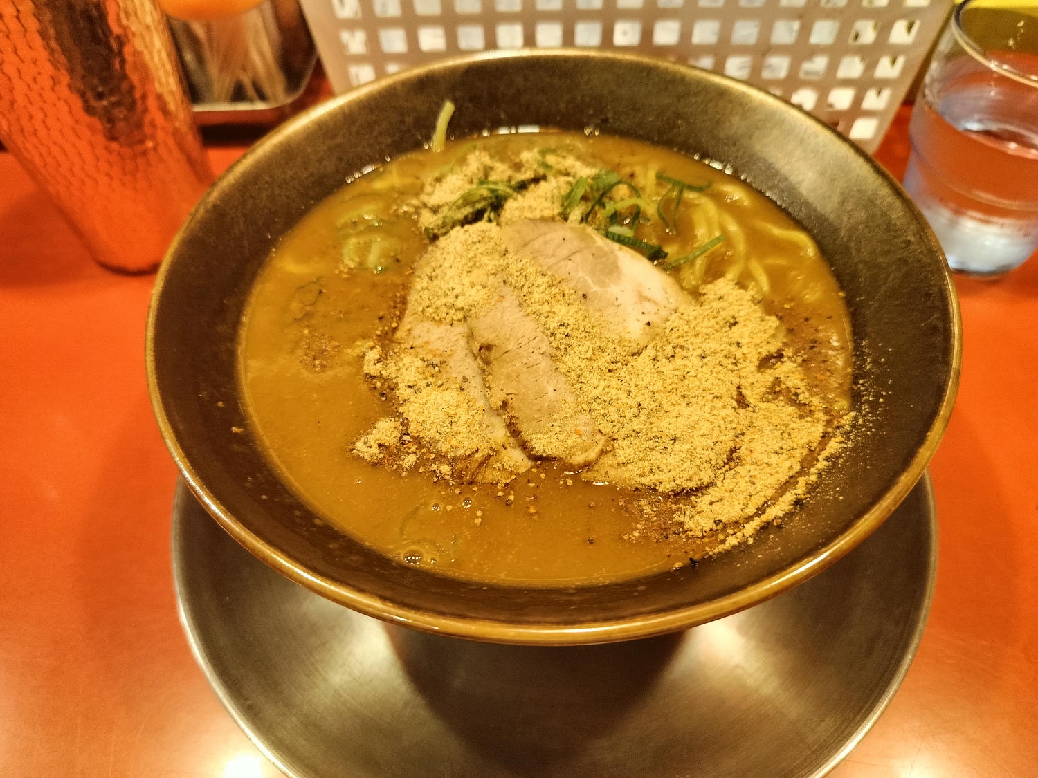 在地人帶路熊本市區拉麵┃下通商店街「黑亭拉麵」「中華風-味千拉麵」「深夜赤組拉麵580日幣超親民」鯷魚拉麵にぼらや - 第42張圖 在地人帶路熊本市區拉麵┃下通商店街「黑亭拉麵」「中華風-味千拉麵」「深夜赤組拉麵580日幣超親民」鯷魚拉麵にぼらや