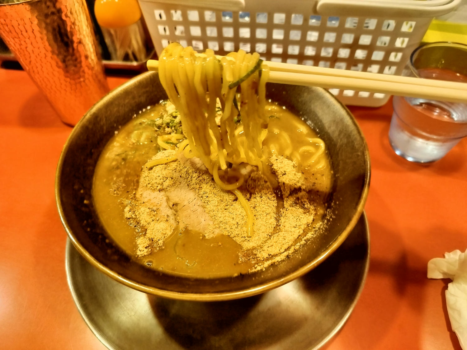 在地人帶路熊本市區拉麵┃下通商店街「黑亭拉麵」「中華風-味千拉麵」「深夜赤組拉麵580日幣超親民」鯷魚拉麵にぼらや - 第44張圖 在地人帶路熊本市區拉麵┃下通商店街「黑亭拉麵」「中華風-味千拉麵」「深夜赤組拉麵580日幣超親民」鯷魚拉麵にぼらや