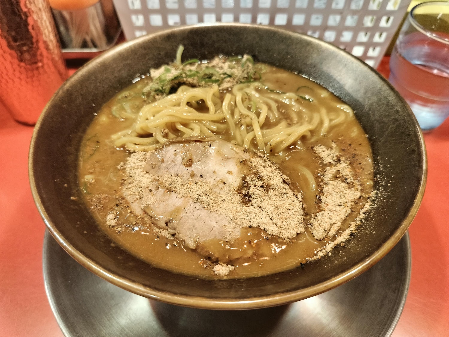 在地人帶路熊本市區拉麵┃下通商店街「黑亭拉麵」「中華風-味千拉麵」「深夜赤組拉麵580日幣超親民」鯷魚拉麵にぼらや - 第43張圖 在地人帶路熊本市區拉麵┃下通商店街「黑亭拉麵」「中華風-味千拉麵」「深夜赤組拉麵580日幣超親民」鯷魚拉麵にぼらや