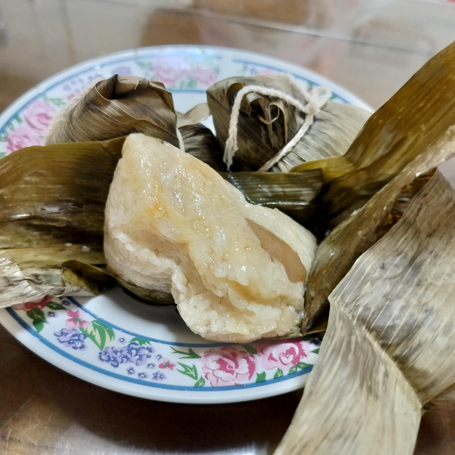 日常記錄┃媽媽包的肉粽超香 自家包的水餃顆顆飽滿 お母さんが手作りの水餃子と粽~台湾粽が美味しくて大好きな味