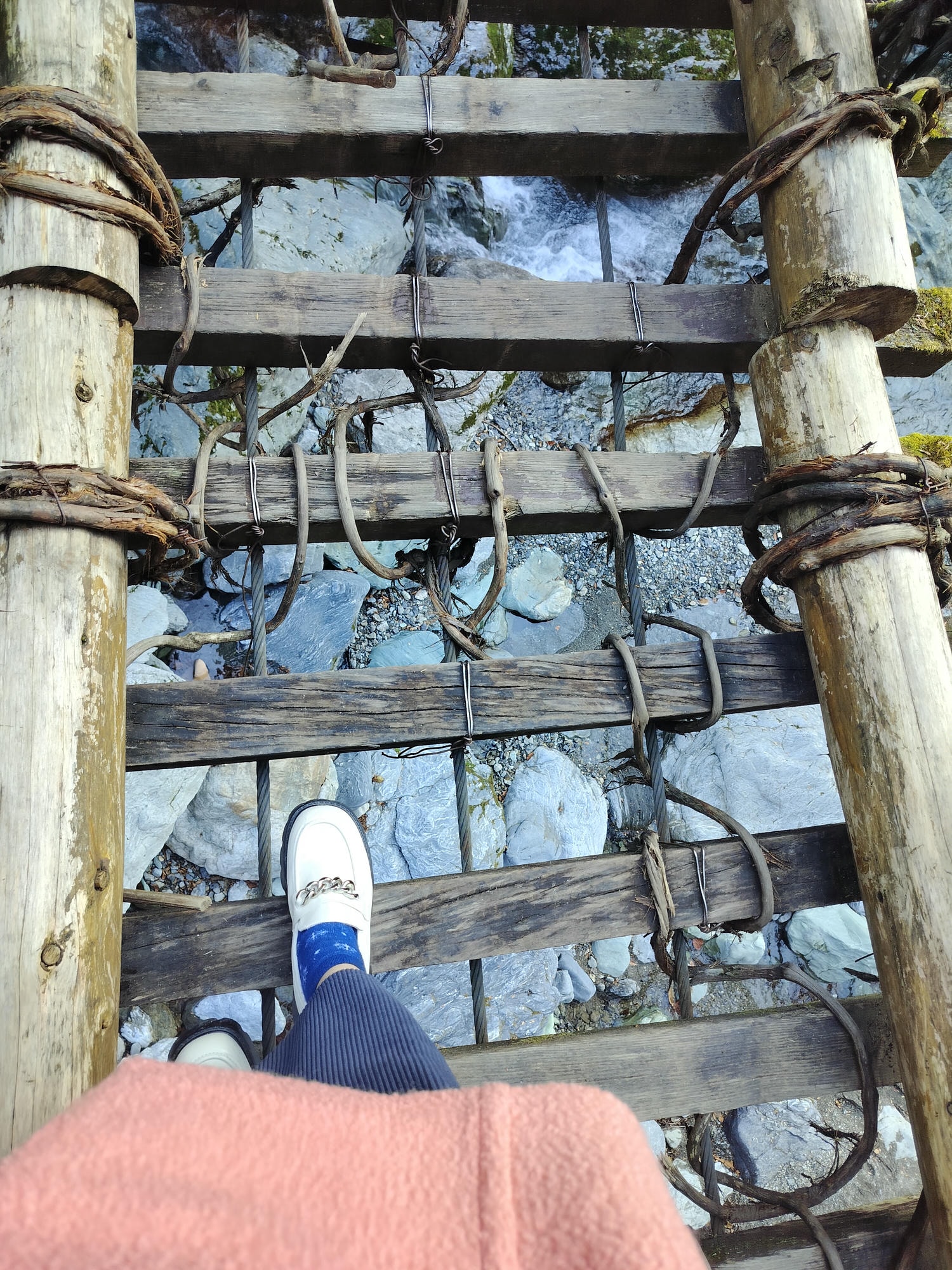 德島景點┃德島自由行 秘境奧祖谷賞楓 自駕景點整理「二重葛藤橋 落合集落 天空稻草人村 尿尿小童 龍宮崖公園」