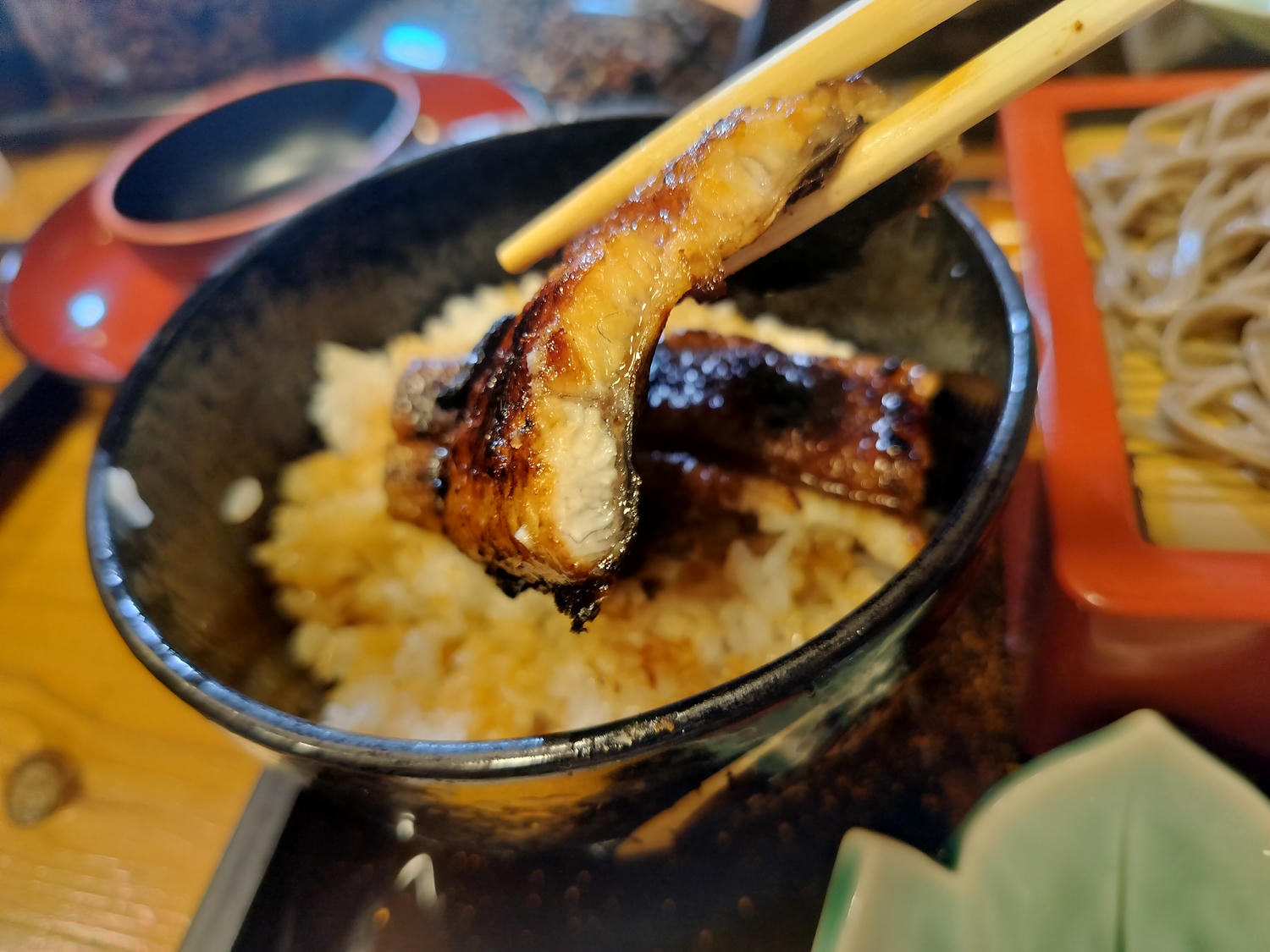 熊本餐廳人吉┃百年老店松田鰻屋(松田うなぎ屋)嚴選鰻魚炭火慢烤有停車場 古民家特色-麻葉咖啡