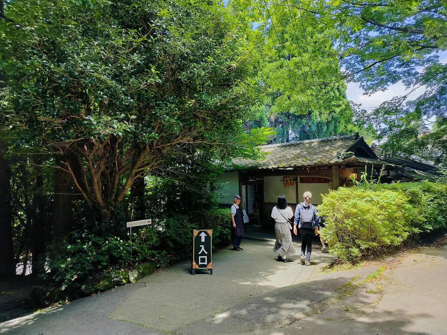 熊本自由行南阿蘇┃深山傳統鄉土料理「高森田樂保存會」圍爐碳烤味噌魚豆腐蒟蒻景色美 走1分到上色見熊野座神社 - 第3張圖 熊本自由行南阿蘇┃深山傳統鄉土料理「高森田樂保存會」圍爐碳烤味噌魚豆腐蒟蒻景色美 走1分到上色見熊野座神社