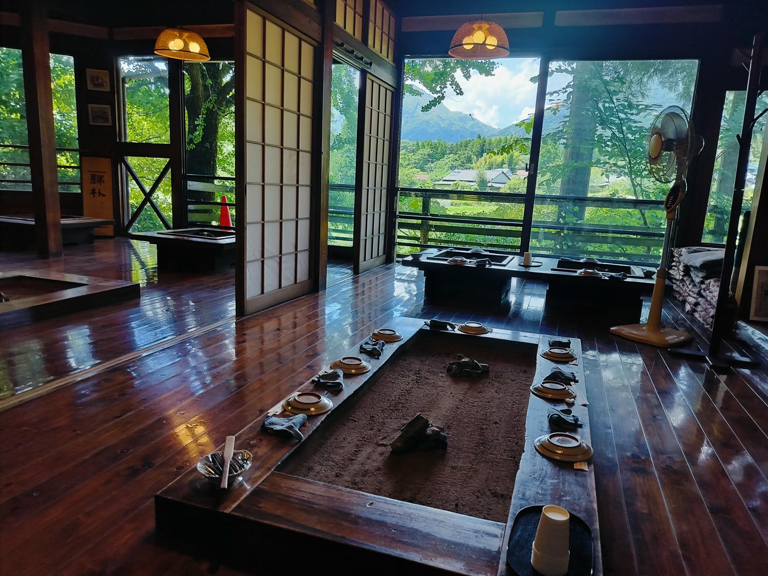 熊本自由行南阿蘇┃深山傳統鄉土料理「高森田樂保存會」圍爐碳烤味噌魚豆腐蒟蒻景色美 走1分到上色見熊野座神社 - 第9張圖 熊本自由行南阿蘇┃深山傳統鄉土料理「高森田樂保存會」圍爐碳烤味噌魚豆腐蒟蒻景色美 走1分到上色見熊野座神社