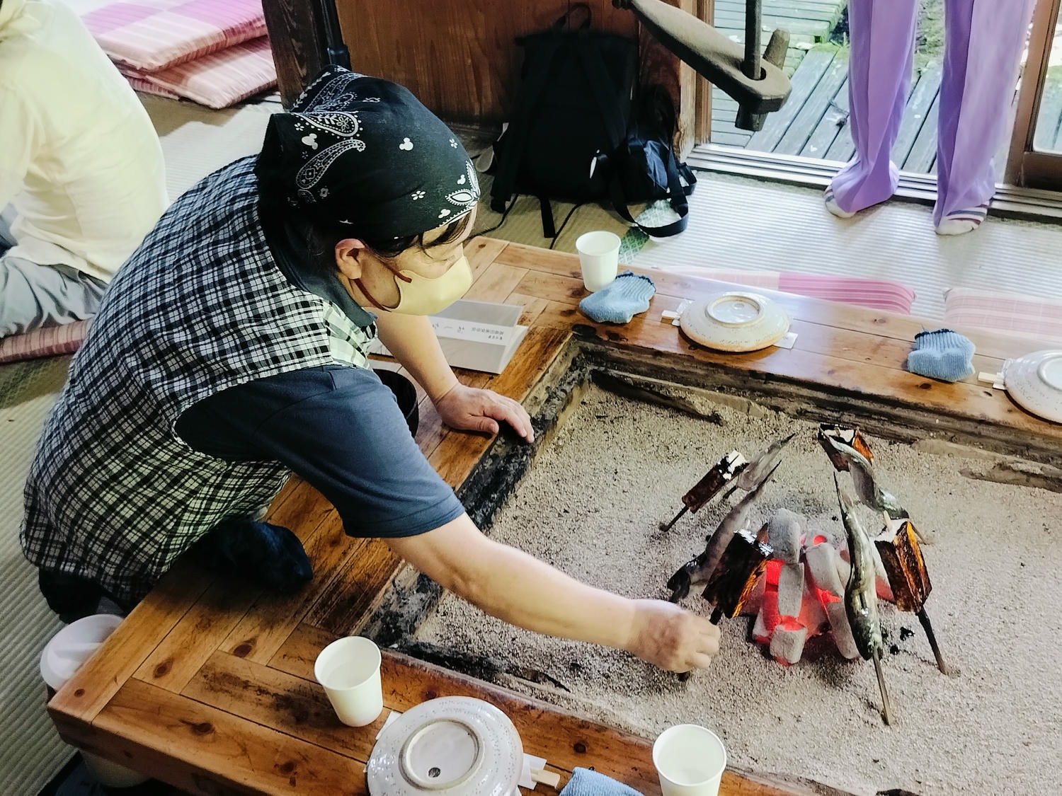 熊本自由行南阿蘇┃深山傳統鄉土料理「高森田樂保存會」圍爐碳烤味噌魚豆腐蒟蒻景色美 走1分到上色見熊野座神社 - 第11張圖 熊本自由行南阿蘇┃深山傳統鄉土料理「高森田樂保存會」圍爐碳烤味噌魚豆腐蒟蒻景色美 走1分到上色見熊野座神社