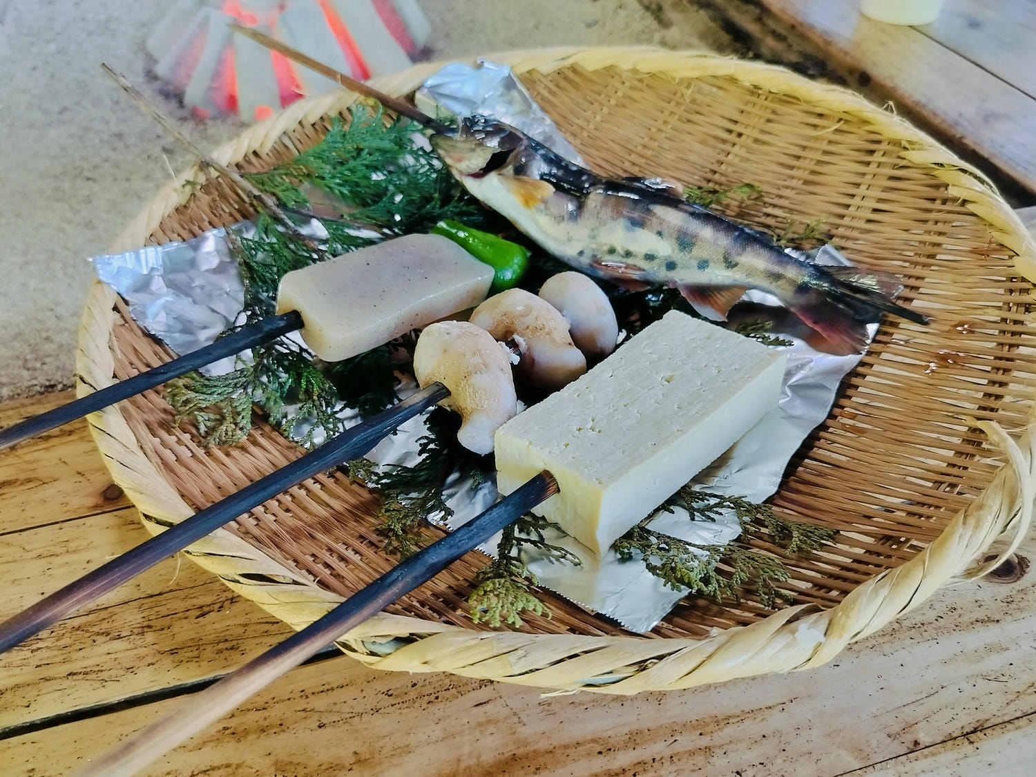 熊本自由行南阿蘇┃深山傳統鄉土料理「高森田樂保存會」圍爐碳烤味噌魚豆腐蒟蒻景色美 走1分到上色見熊野座神社 - 第12張圖 熊本自由行南阿蘇┃深山傳統鄉土料理「高森田樂保存會」圍爐碳烤味噌魚豆腐蒟蒻景色美 走1分到上色見熊野座神社