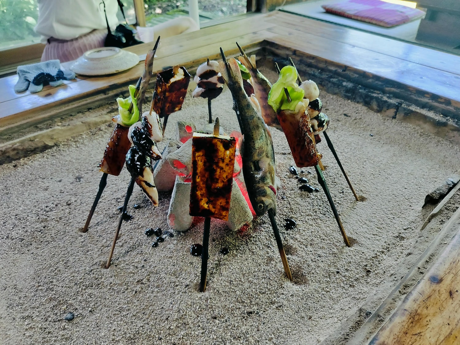 熊本自由行南阿蘇┃深山傳統鄉土料理「高森田樂保存會」圍爐碳烤味噌魚豆腐蒟蒻景色美 走1分到上色見熊野座神社 - 第1張圖 熊本自由行南阿蘇┃深山傳統鄉土料理「高森田樂保存會」圍爐碳烤味噌魚豆腐蒟蒻景色美 走1分到上色見熊野座神社