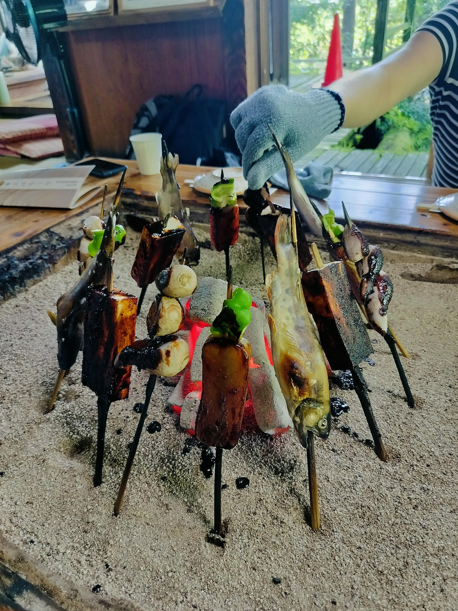 熊本自由行南阿蘇┃深山傳統鄉土料理「高森田樂保存會」圍爐碳烤味噌魚豆腐蒟蒻景色美 走1分到上色見熊野座神社 - 第22張圖 熊本自由行南阿蘇┃深山傳統鄉土料理「高森田樂保存會」圍爐碳烤味噌魚豆腐蒟蒻景色美 走1分到上色見熊野座神社