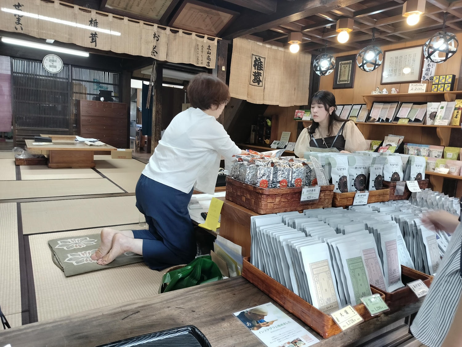 熊本體驗人吉┃鍛冶屋町百年老鋪-釜田釀造所味噌醬油藏見學試吃 立山商店抹茶體驗品茶 球磨川水質恩惠
