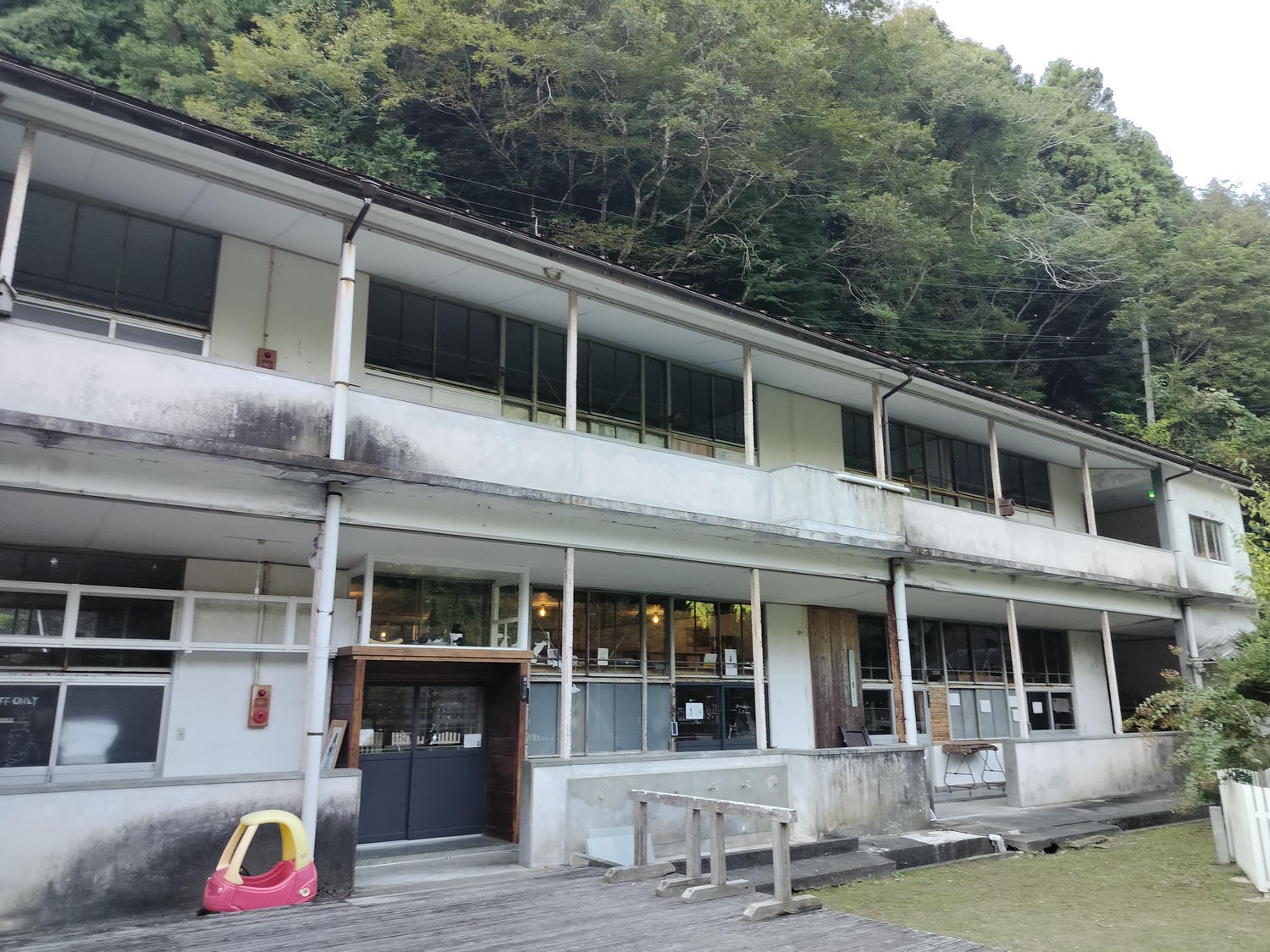 德島祖谷秘境咖啡┃與貓共存小學廢校活用Haretoke cafe咖啡辦公 Guest House青旅住宿 ハレとケ珈琲地方創生 - 第6張圖 德島祖谷秘境咖啡┃與貓共存小學廢校活用Haretoke cafe咖啡辦公 Guest House青旅住宿 ハレとケ珈琲地方創生