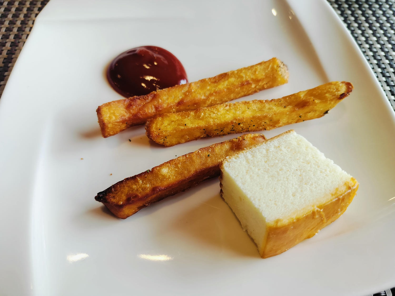 新竹住宿┃標高近2千!雪霸休閒農場住小木屋 冬季雲海一泊三食 手作藍莓果醬 台湾農場宿泊