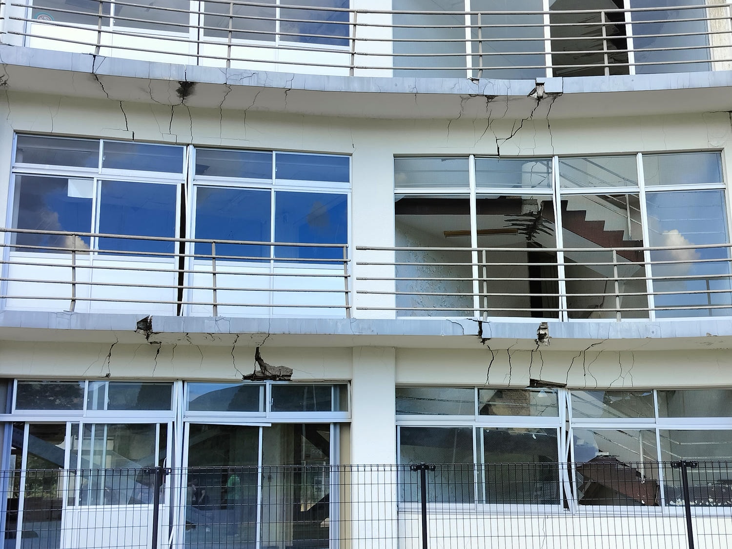 熊本景點南阿蘇┃震災博物館-東海大學阿蘇校區舊1號館 震災遺跡防災意識 航海王-羅賓銅像(熊本地震震災ミュージアム)