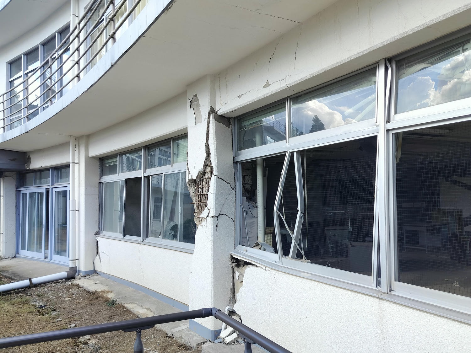 熊本景點南阿蘇┃震災博物館-東海大學阿蘇校區舊1號館 震災遺跡防災意識 航海王-羅賓銅像(熊本地震震災ミュージアム)