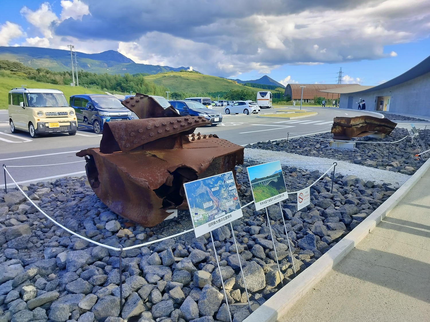 熊本景點南阿蘇┃震災博物館-東海大學阿蘇校區舊1號館 震災遺跡防災意識 航海王-羅賓銅像(熊本地震震災ミュージアム)