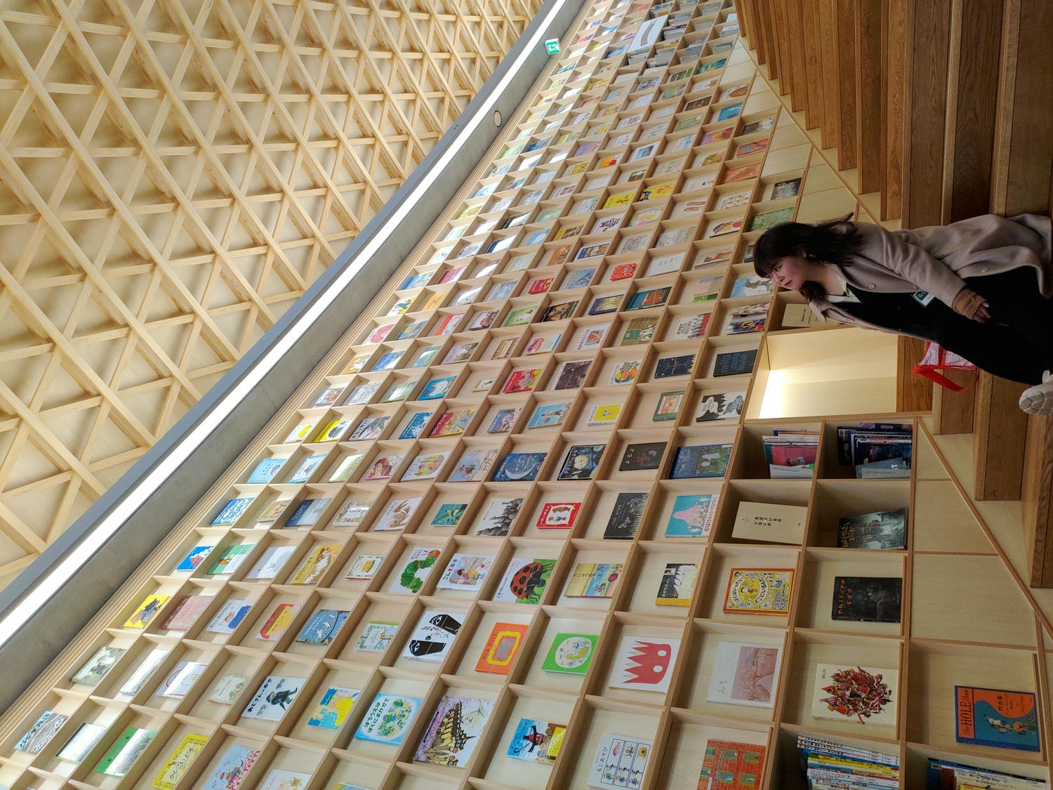 熊本景點┃2024開館 安藤忠雄設計捐贈「熊本兒童圖書森林」地震復興 熊本市路面電車步行5分 滿滿熊本元素直飛熊本