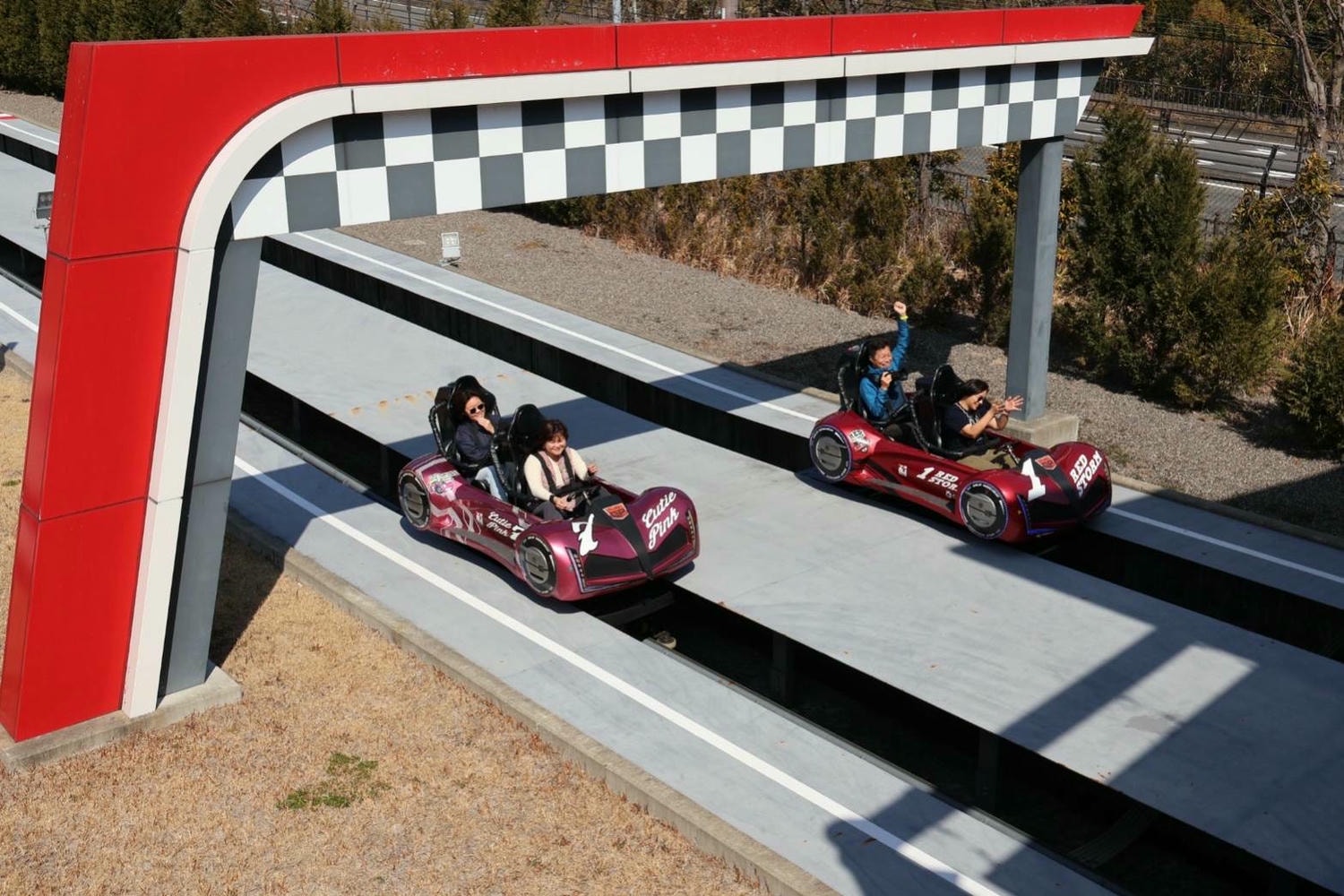 近畿三重┃「鈴鹿賽車場樂園」全介紹 大人小孩車車天堂一日護照 F1賽道賽車開起來 酷奇拉小鎮 VIP休息室 日本親子樂園