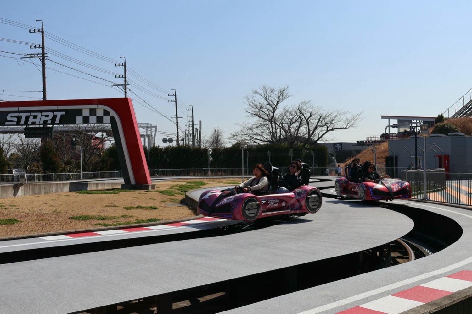 近畿三重┃「鈴鹿賽車場樂園」全介紹 大人小孩車車天堂一日護照 F1賽道賽車開起來 酷奇拉小鎮 VIP休息室 日本親子樂園