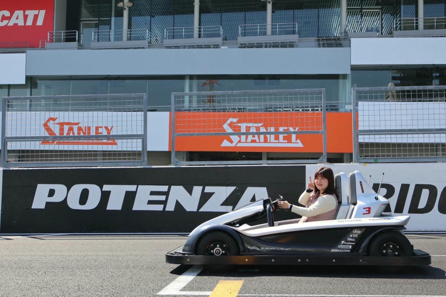 近畿三重┃「鈴鹿賽車場樂園」全介紹 大人小孩車車天堂一日護照 F1賽道賽車開起來 酷奇拉小鎮 VIP休息室 日本親子樂園