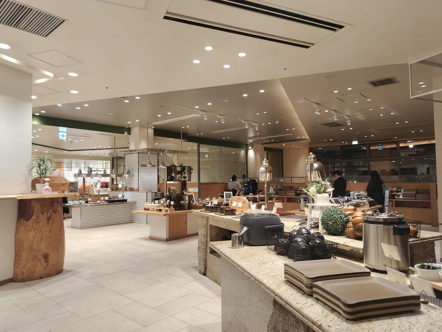 近畿三重旅遊┃親子最愛!!夢想的賽車牆面「主題鈴鹿賽車場飯店」直通賽車場樂園 天然溫泉自助早晚餐超豐富 免費停車