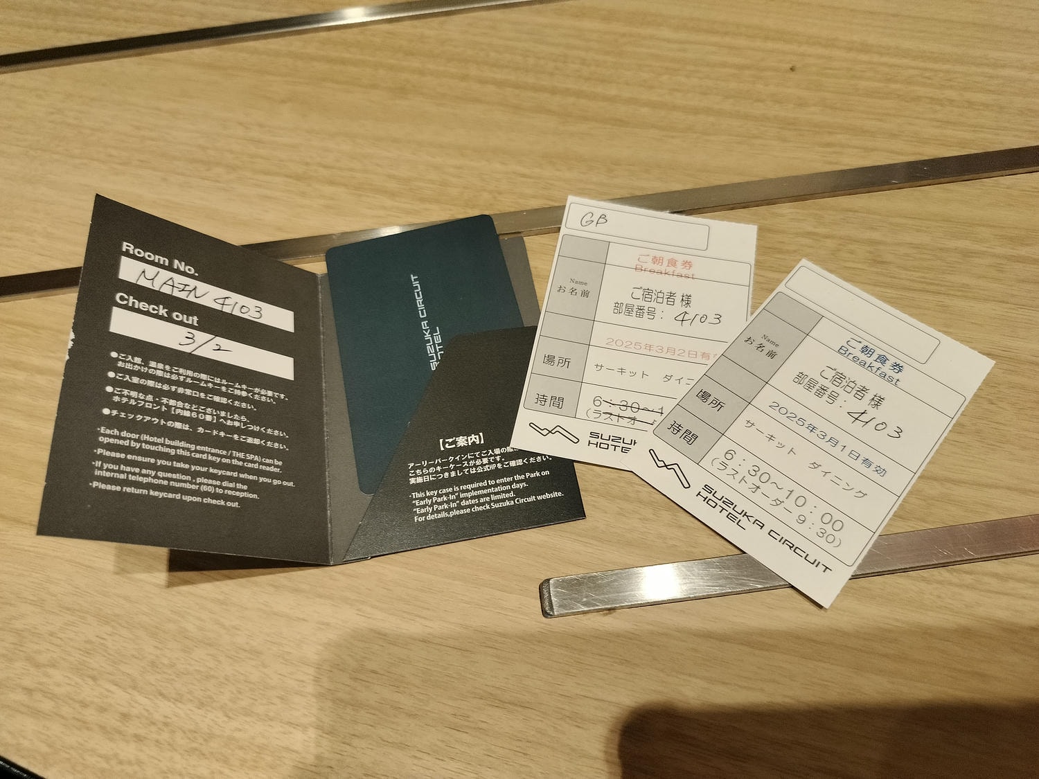 近畿三重旅遊┃親子最愛!!夢想的賽車牆面「主題鈴鹿賽車場飯店」直通賽車場樂園 天然溫泉自助早晚餐超豐富 免費停車