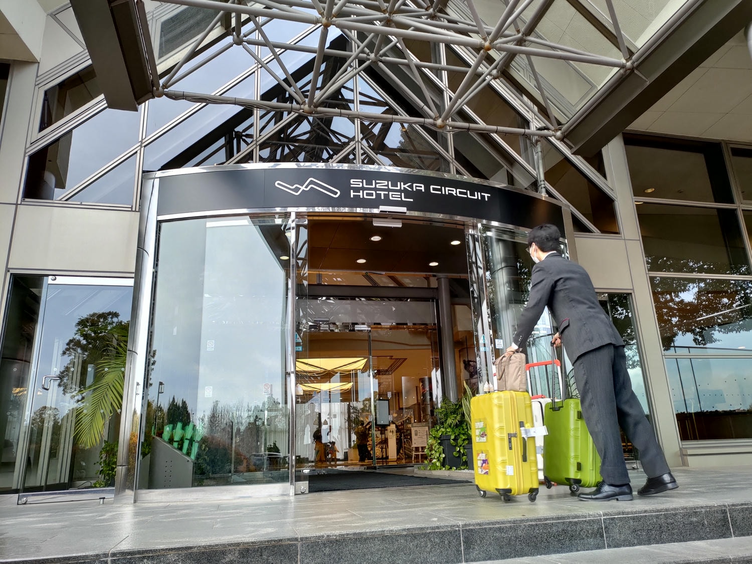 近畿三重旅遊┃親子最愛!!夢想的賽車牆面「主題鈴鹿賽車場飯店」直通賽車場樂園 天然溫泉自助早晚餐超豐富 免費停車