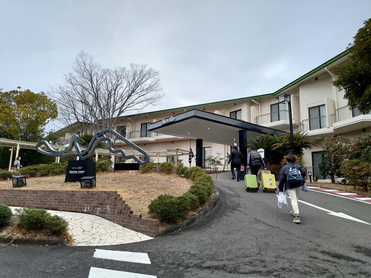 近畿三重旅遊┃親子最愛!!夢想的賽車牆面「主題鈴鹿賽車場飯店」直通賽車場樂園 天然溫泉自助早晚餐超豐富 免費停車
