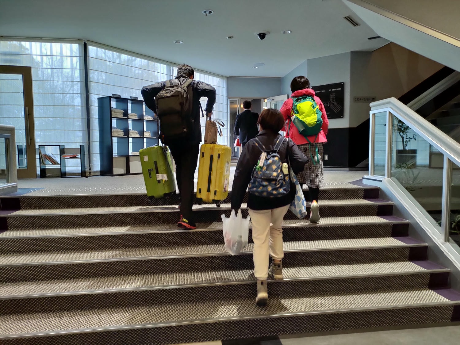 近畿三重旅遊┃親子最愛!!夢想的賽車牆面「主題鈴鹿賽車場飯店」直通賽車場樂園 天然溫泉自助早晚餐超豐富 免費停車