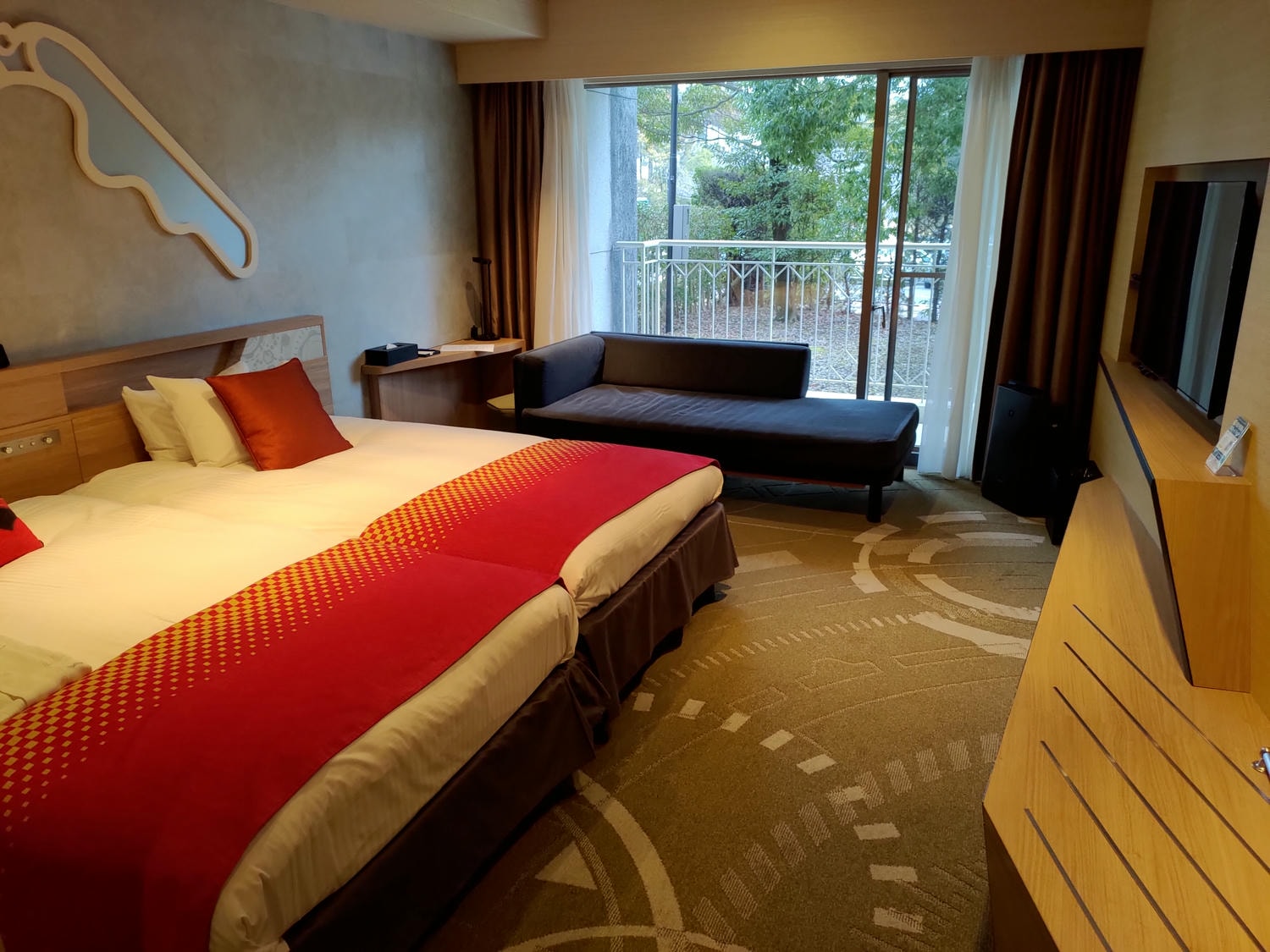 近畿三重旅遊┃親子最愛!!夢想的賽車牆面「主題鈴鹿賽車場飯店」直通賽車場樂園 天然溫泉自助早晚餐超豐富 免費停車