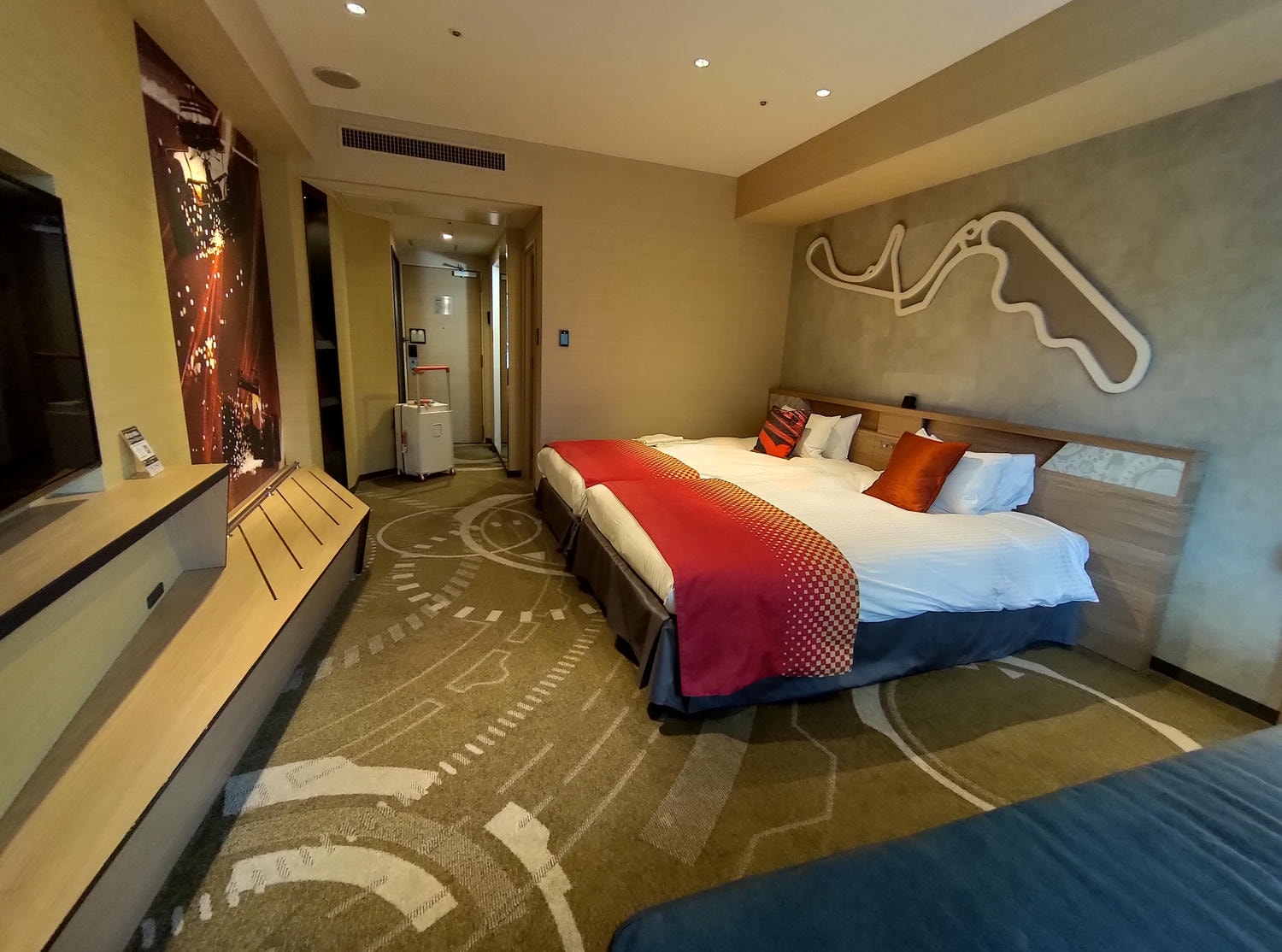 近畿三重旅遊┃親子最愛!!夢想的賽車牆面「主題鈴鹿賽車場飯店」直通賽車場樂園 天然溫泉自助早晚餐超豐富 免費停車