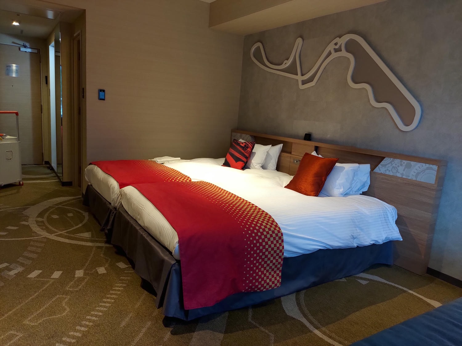 近畿三重旅遊┃親子最愛!!夢想的賽車牆面「主題鈴鹿賽車場飯店」直通賽車場樂園 天然溫泉自助早晚餐超豐富 免費停車