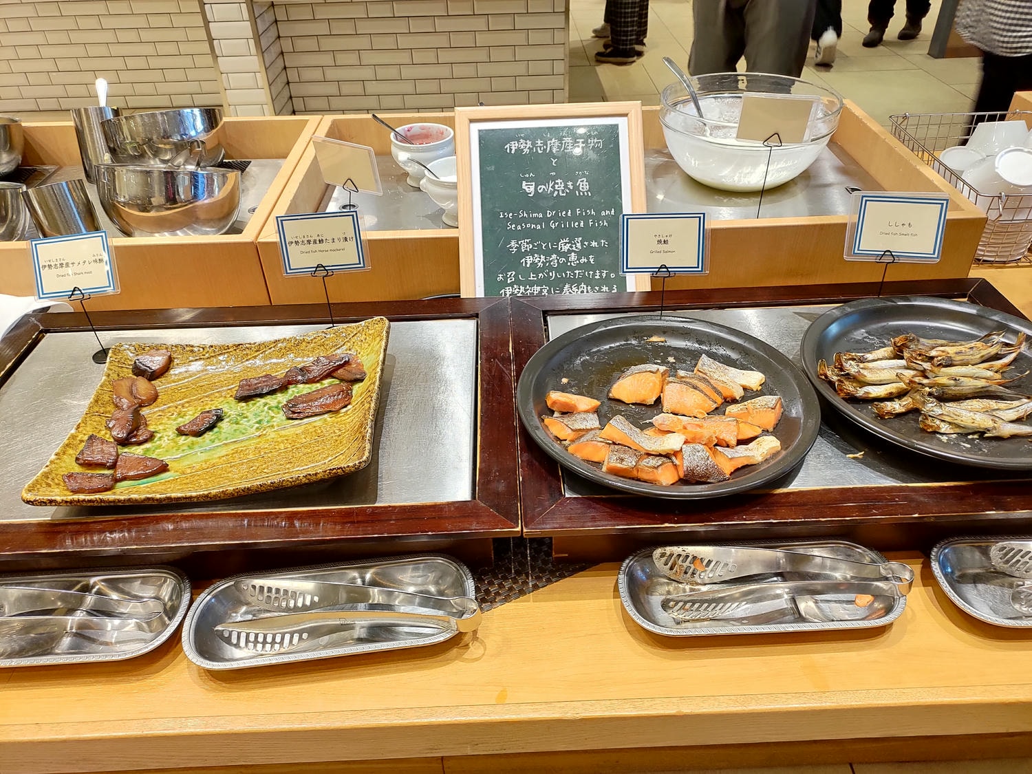 近畿三重旅遊┃親子最愛!!夢想的賽車牆面「主題鈴鹿賽車場飯店」直通賽車場樂園 天然溫泉自助早晚餐超豐富 免費停車