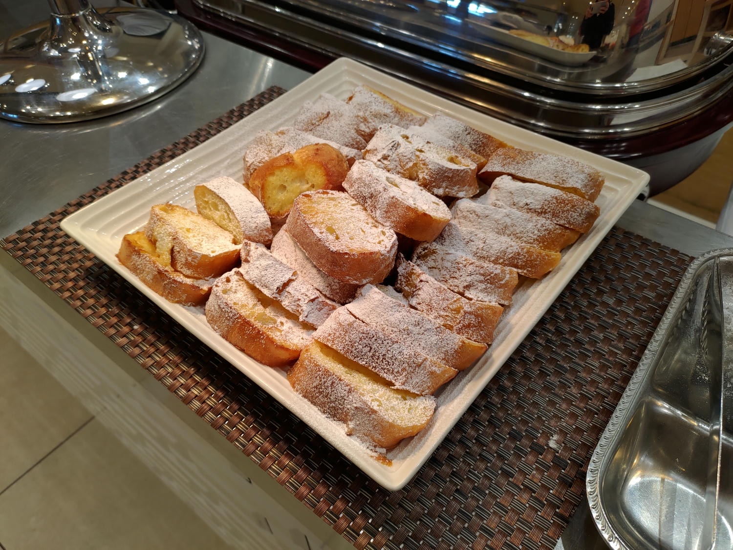 近畿三重旅遊┃親子最愛!!夢想的賽車牆面「主題鈴鹿賽車場飯店」直通賽車場樂園 天然溫泉自助早晚餐超豐富 免費停車