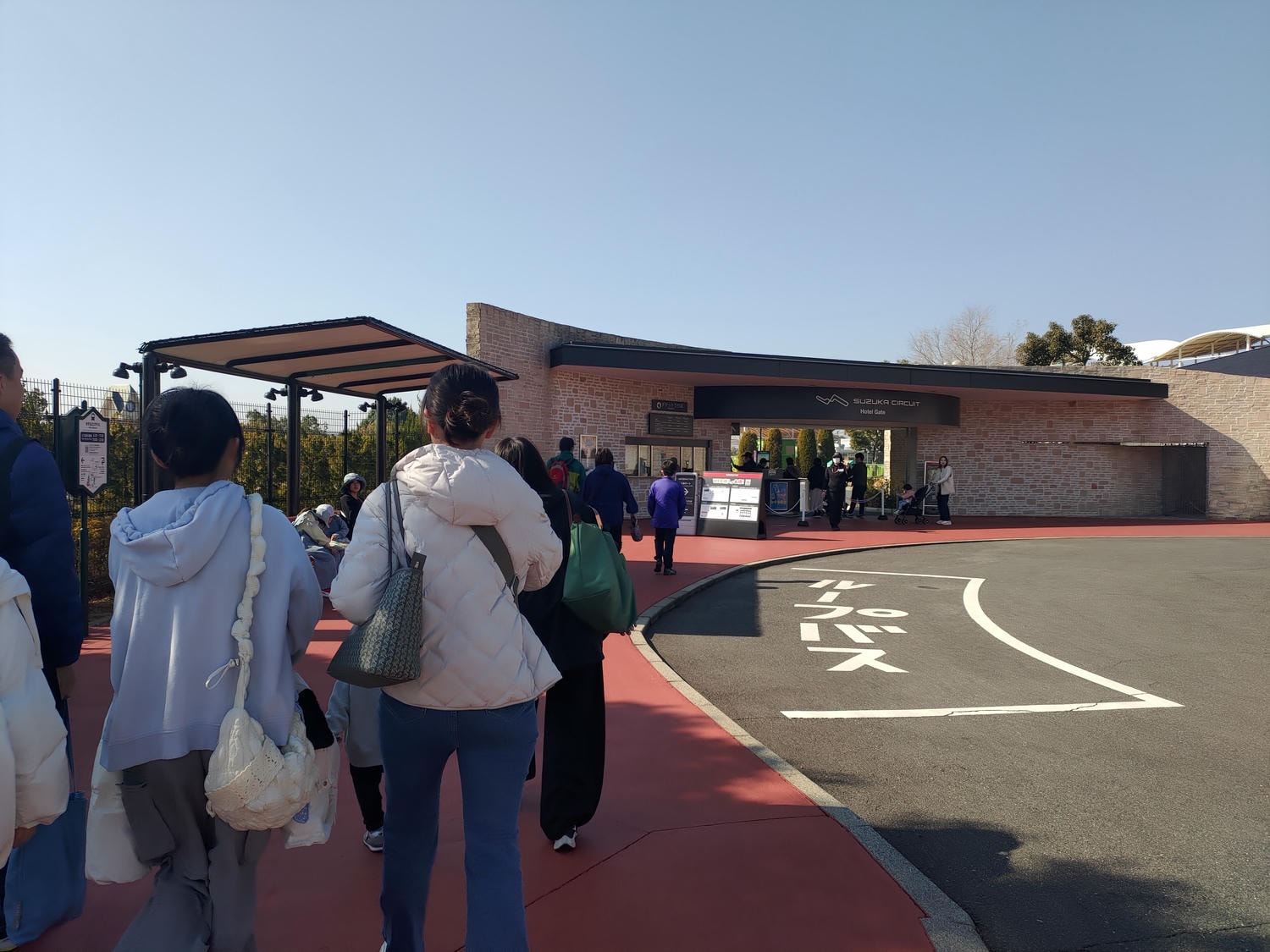 近畿三重旅遊┃親子最愛!!夢想的賽車牆面「主題鈴鹿賽車場飯店」直通賽車場樂園 天然溫泉自助早晚餐超豐富 免費停車