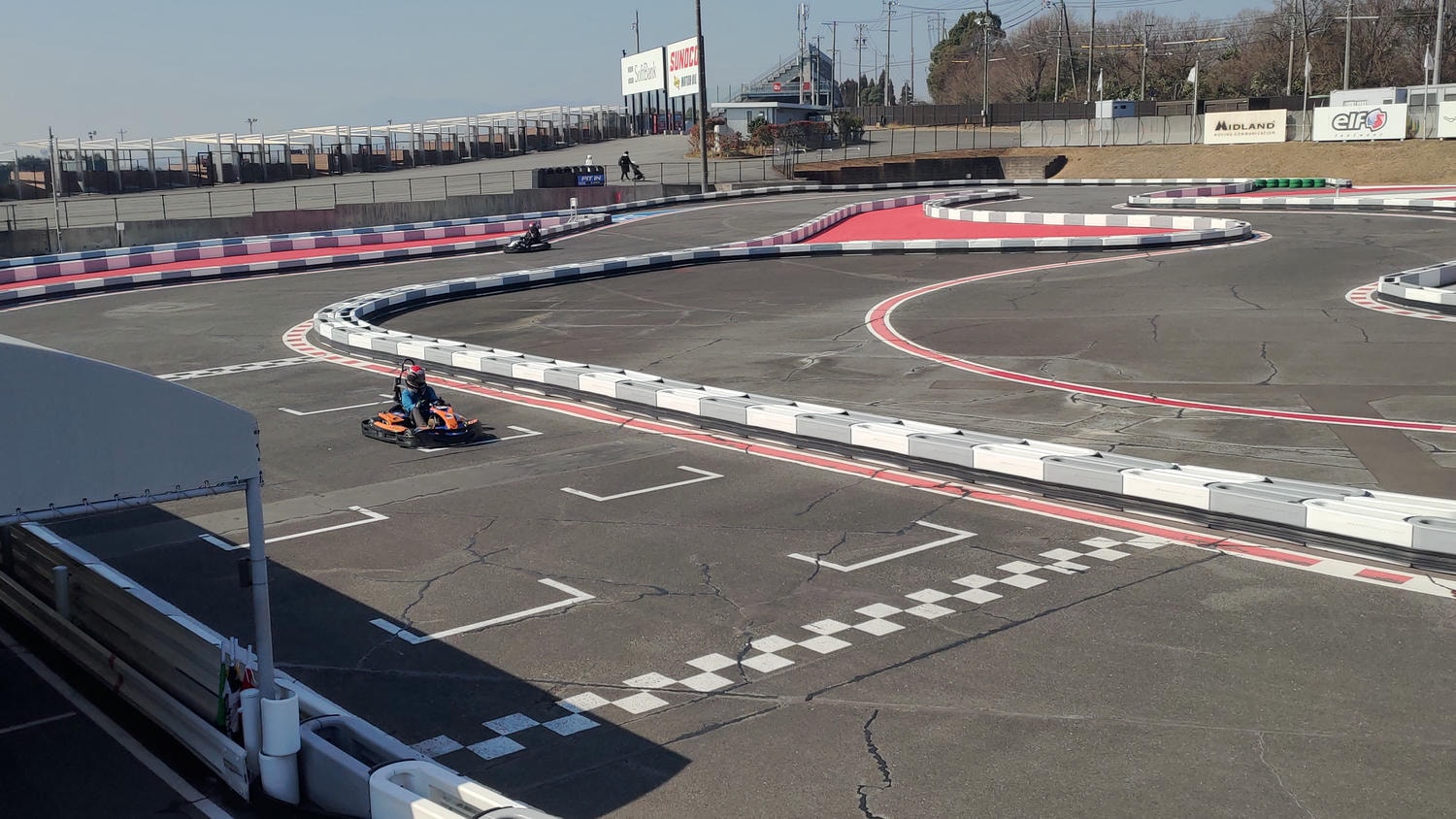 近畿三重┃「鈴鹿賽車場樂園」全介紹 大人小孩車車天堂一日護照 F1賽道賽車開起來 酷奇拉小鎮 VIP休息室 日本親子樂園