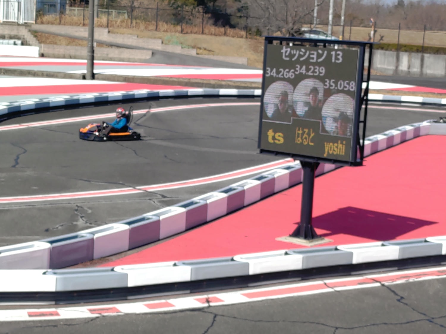 近畿三重┃「鈴鹿賽車場樂園」全介紹 大人小孩車車天堂一日護照 F1賽道賽車開起來 酷奇拉小鎮 VIP休息室 日本親子樂園