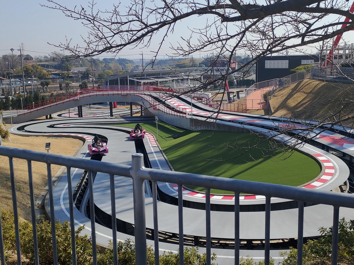 近畿三重┃「鈴鹿賽車場樂園」全介紹 大人小孩車車天堂一日護照 F1賽道賽車開起來 酷奇拉小鎮 VIP休息室 日本親子樂園