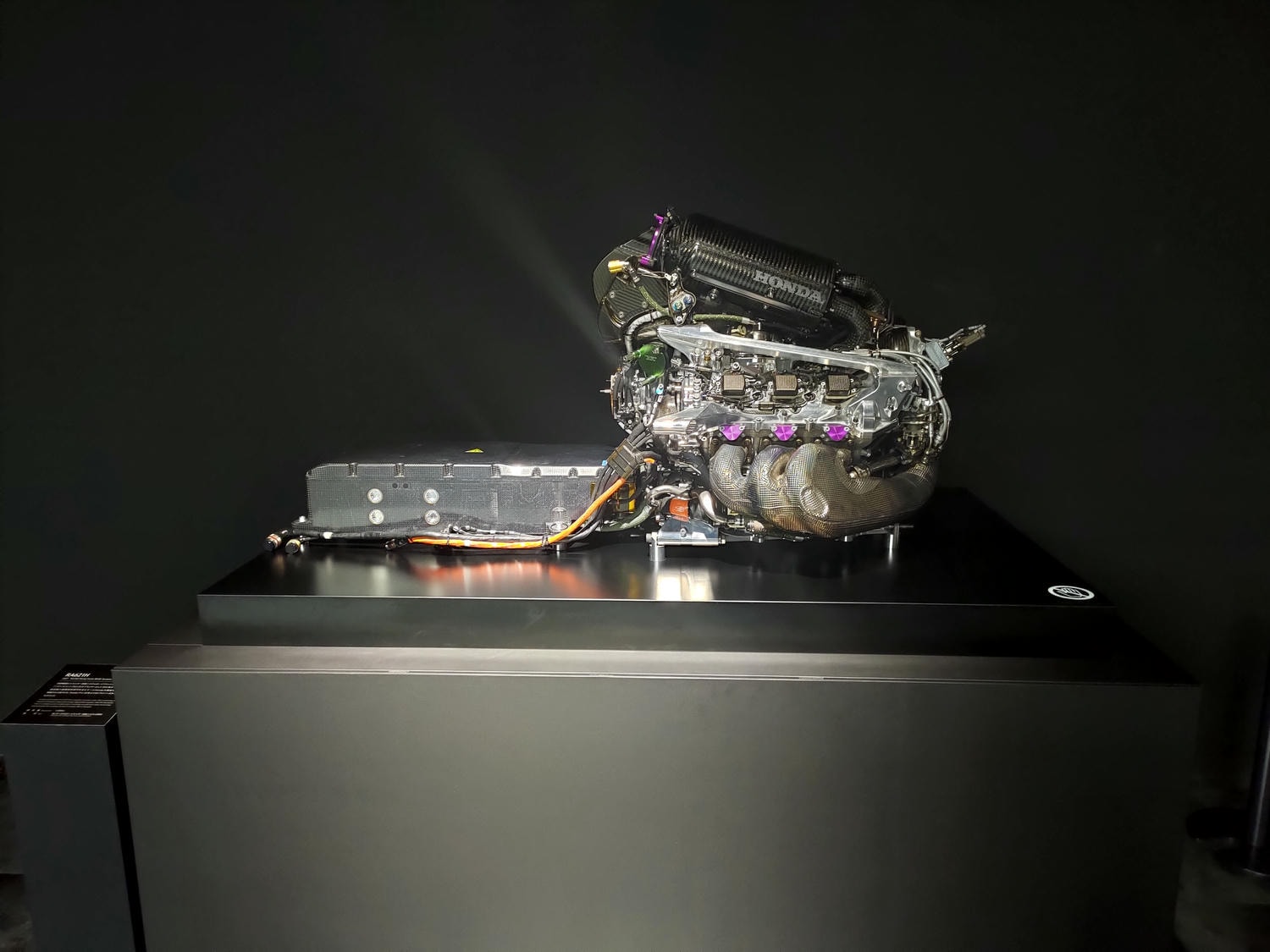 近畿三重┃「鈴鹿賽車場樂園」全介紹 大人小孩車車天堂一日護照 F1賽道賽車開起來 酷奇拉小鎮 VIP休息室 日本親子樂園