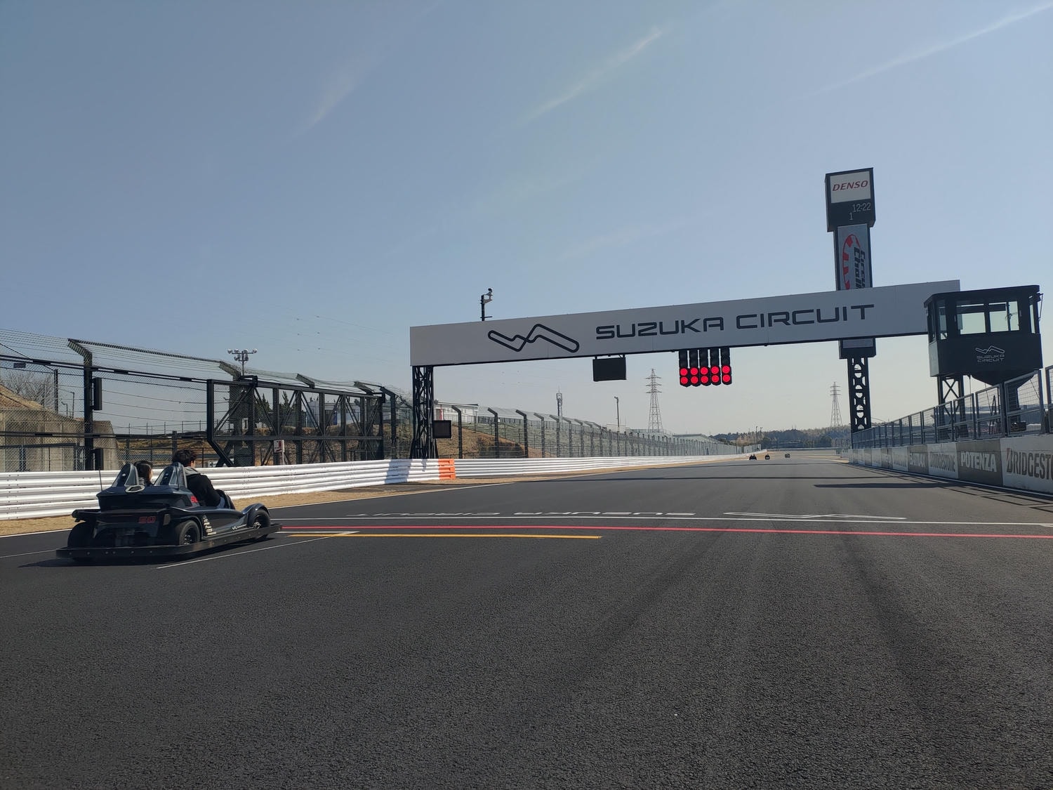 近畿三重┃「鈴鹿賽車場樂園」全介紹 大人小孩車車天堂一日護照 F1賽道賽車開起來 酷奇拉小鎮 VIP休息室 日本親子樂園