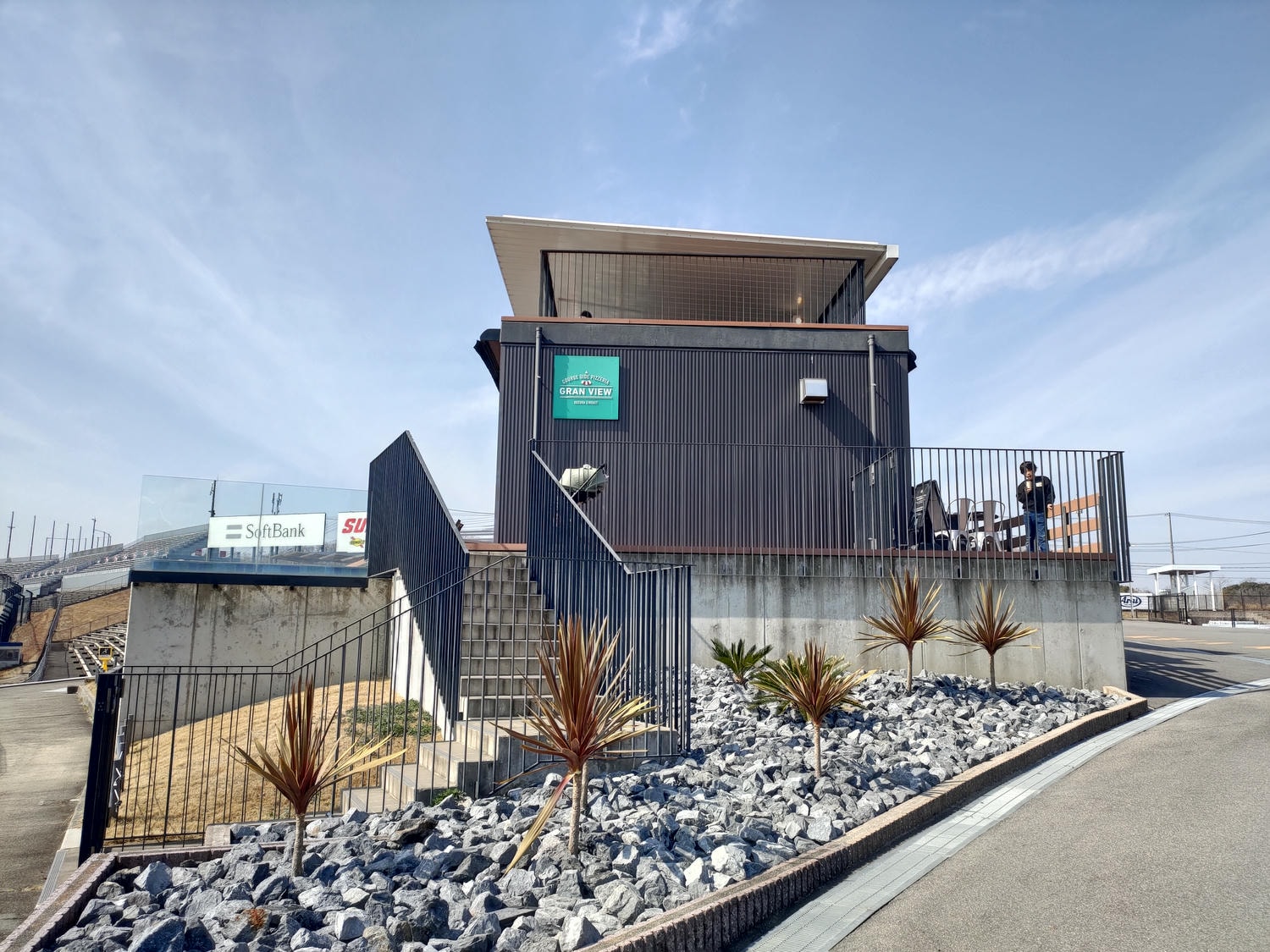 近畿三重┃「鈴鹿賽車場樂園」全介紹 大人小孩車車天堂一日護照 F1賽道賽車開起來 酷奇拉小鎮 VIP休息室 日本親子樂園