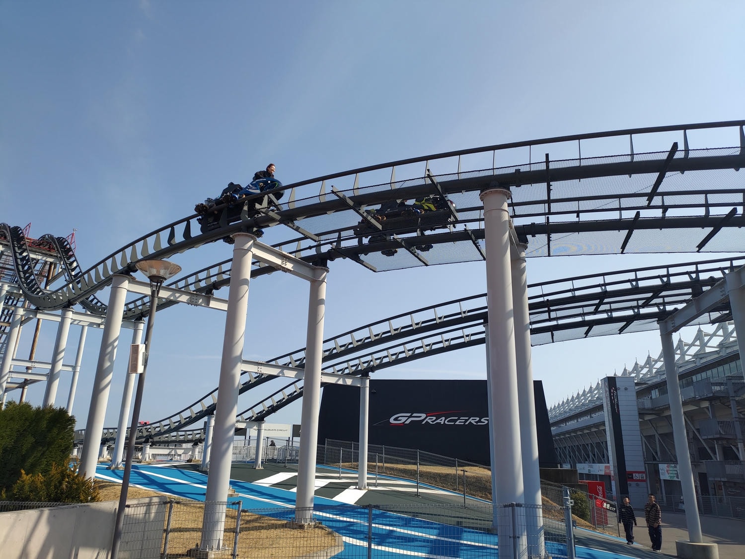 近畿三重┃「鈴鹿賽車場樂園」全介紹 大人小孩車車天堂一日護照 F1賽道賽車開起來 酷奇拉小鎮 VIP休息室 日本親子樂園