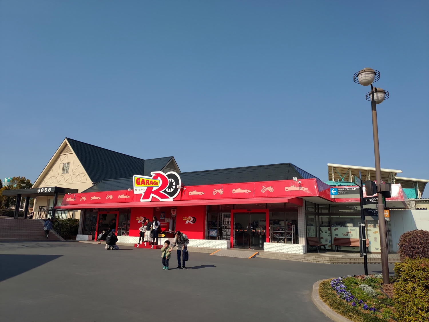 近畿三重┃「鈴鹿賽車場樂園」全介紹 大人小孩車車天堂一日護照 F1賽道賽車開起來 酷奇拉小鎮 VIP休息室 日本親子樂園