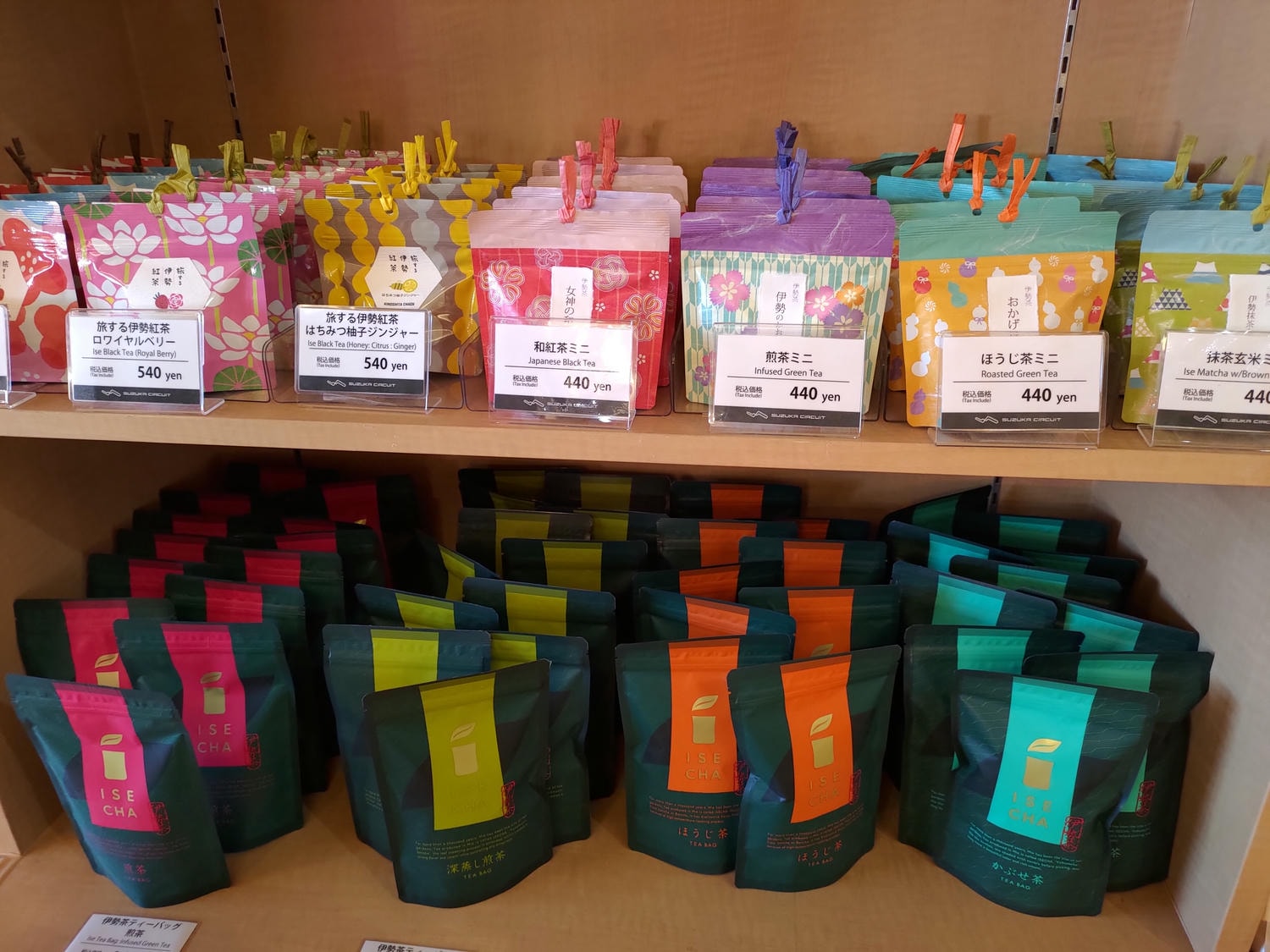 近畿三重┃「鈴鹿賽車場樂園」全介紹 大人小孩車車天堂一日護照 F1賽道賽車開起來 酷奇拉小鎮 VIP休息室 日本親子樂園