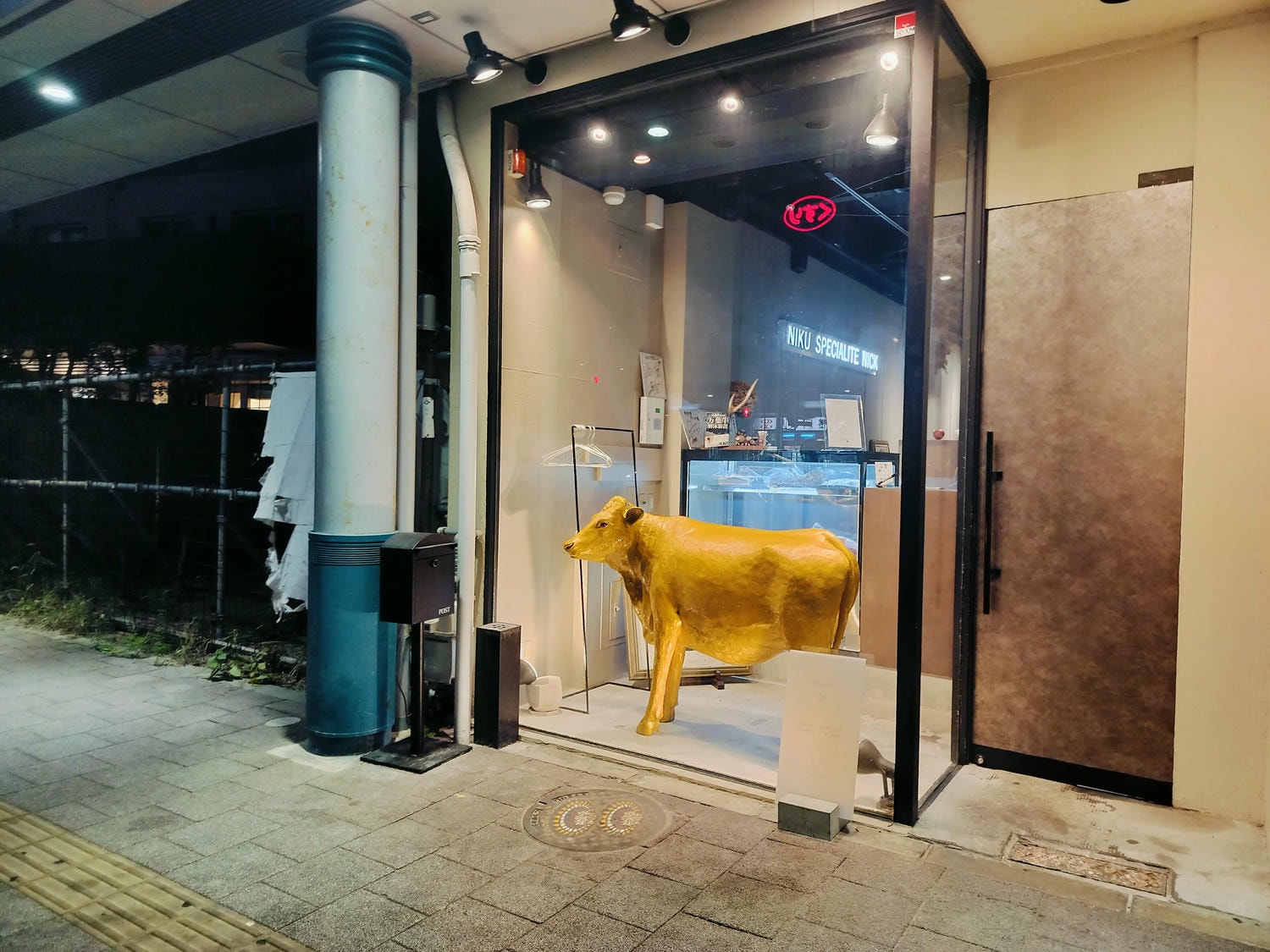 鳥取餐廳┃JR鳥取走3分 鳥取市「肉料理 Nick」和牛饗宴有包廂 金色牛雕像超吸睛 鳥取自由行 鳥取美食 - 第3張圖 鳥取餐廳┃鳥取市口袋名單「肉料理 Nick」、松葉蟹饗宴「かにまつば Kanimatsuba」、 咖哩洋食家Tabito