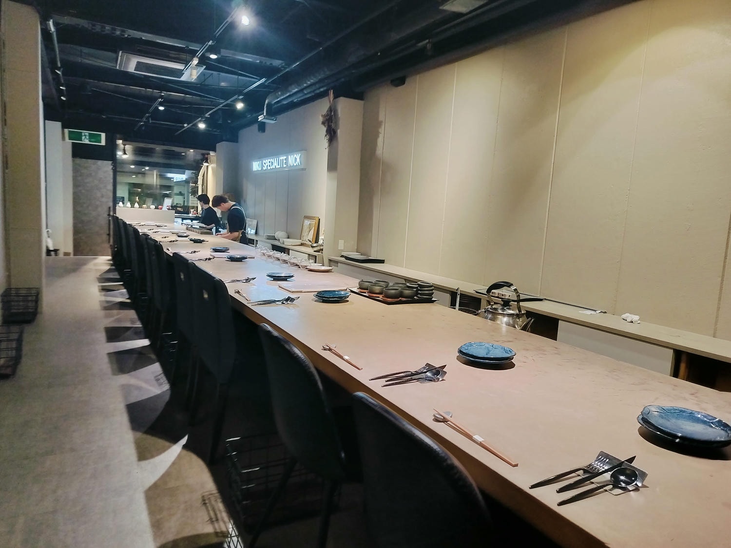 鳥取餐廳┃JR鳥取走3分 鳥取市「肉料理 Nick」和牛饗宴有包廂 金色牛雕像超吸睛 鳥取自由行 鳥取美食